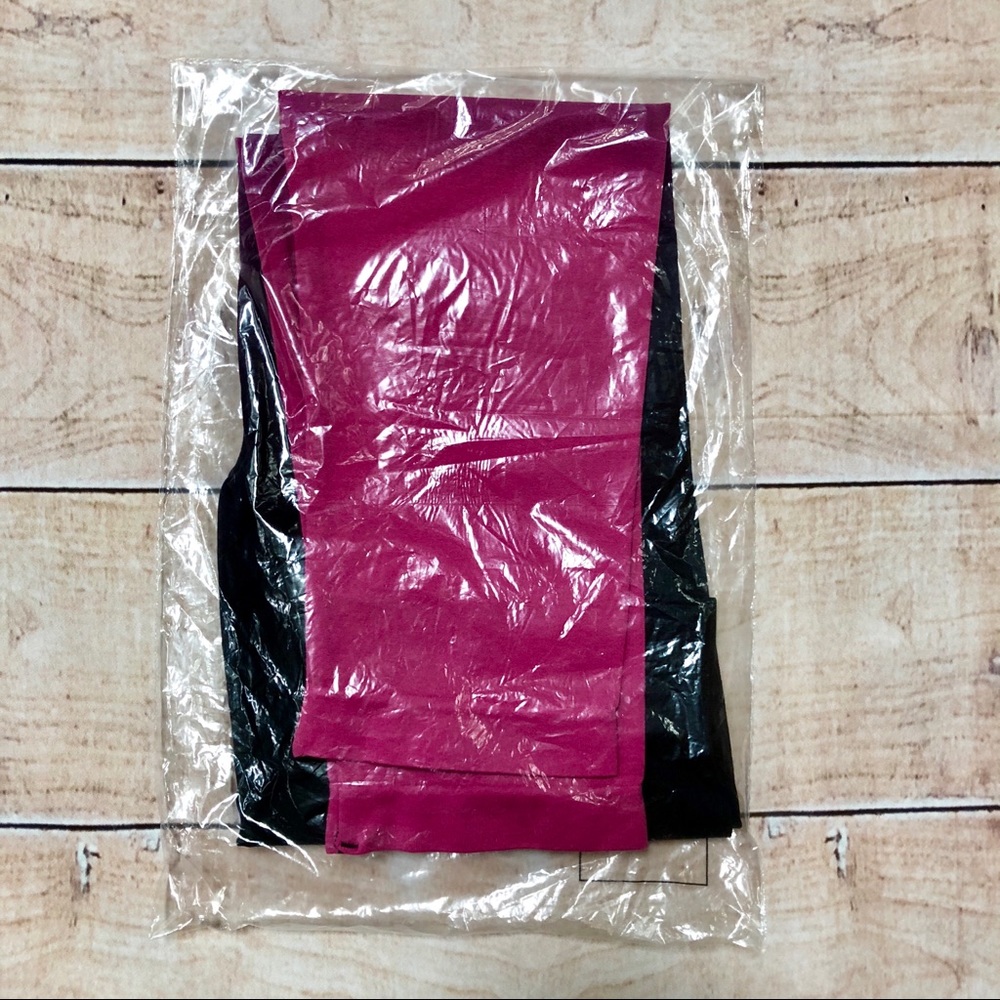 ⚡️2 for $15 Ombré Black & Fuchsia Capri Leggings - Picture 6 of 8